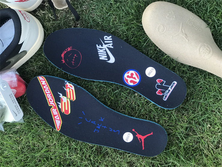 Jordan x Travis Scott
Jordan 1 low olive green