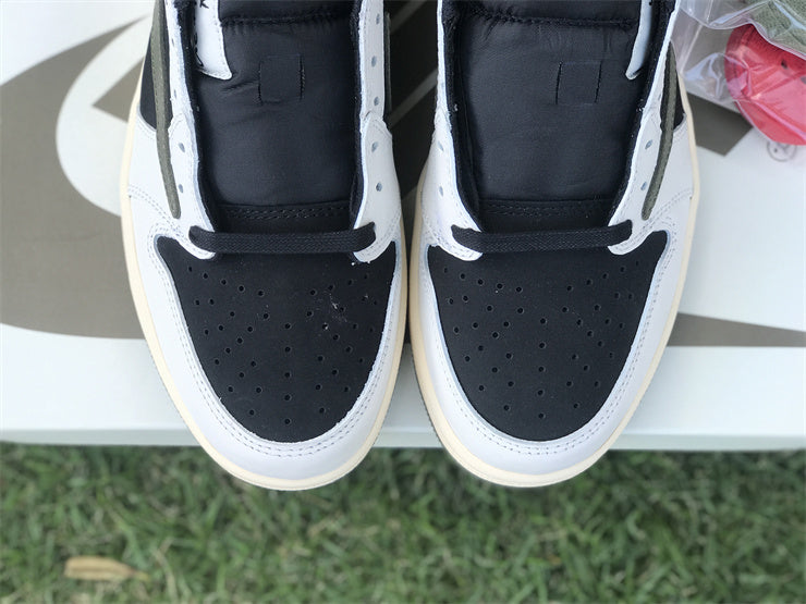 Jordan x Travis Scott
Jordan 1 low olive green