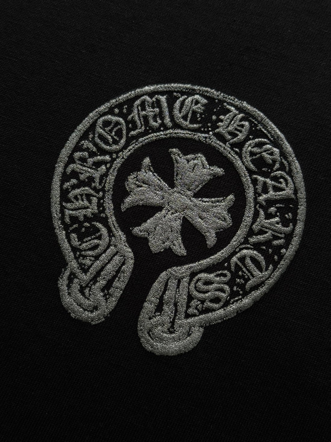 PLAYERA CORAZONES CROMADOS CONCRETE